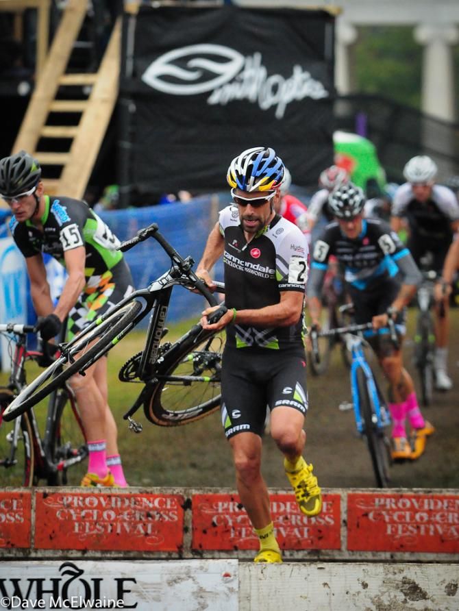 Tim Johnson (Cannondale Cyclocrossworld.com) running the barriers for the first time