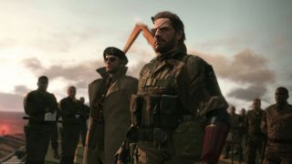 En bild på huvudpersonerna i Metal Gear Solid V: The Phantom Pain som står bredvid varandra och blickar ut mot något.