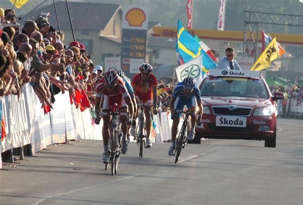 Matti Breschel (Denmark), Philippe Gilbert (Belgium), Alejandro Valverde (Spain) and Damiano Cunego (Italy) approach the finish.