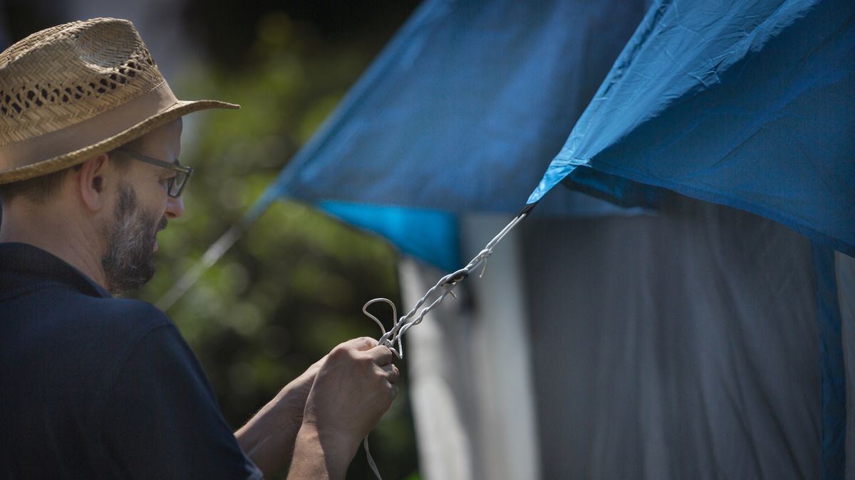 camping knots: man tying knot