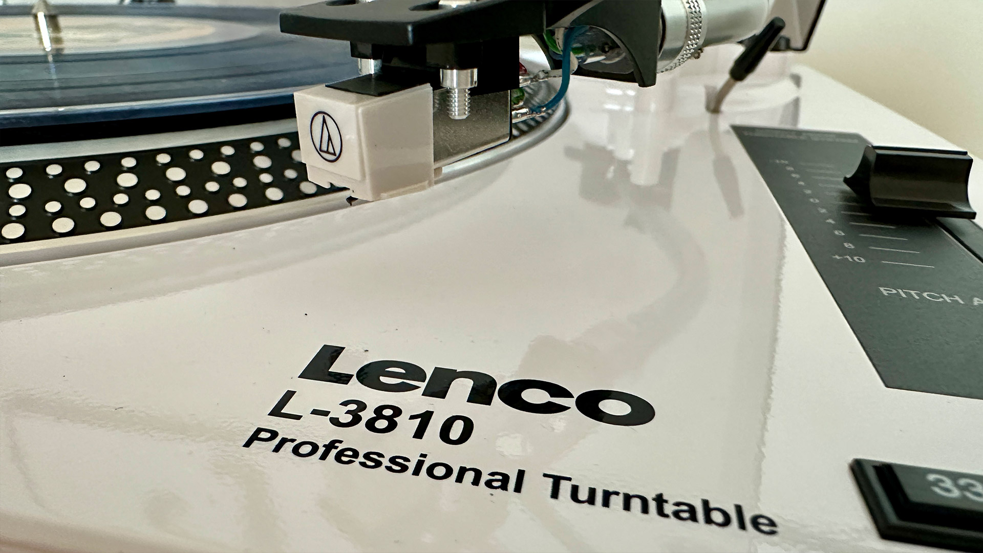 The Lenco L-3180 playing a record