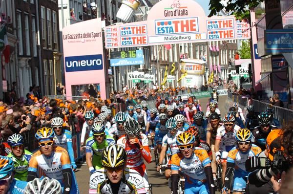 The peloton at the finish of the Giro d'Italia stage 3 in Middelburg.