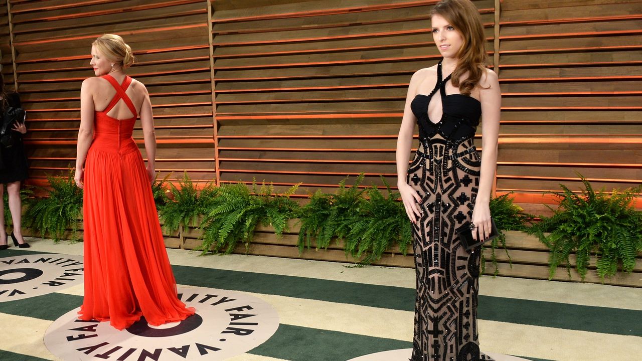 Actresses Kristin Bell (L) and Anna Kendrick attends the 2014 Vanity Fair Oscar Party hosted by Graydon Carter on March 2, 2014 in West Hollywood, California