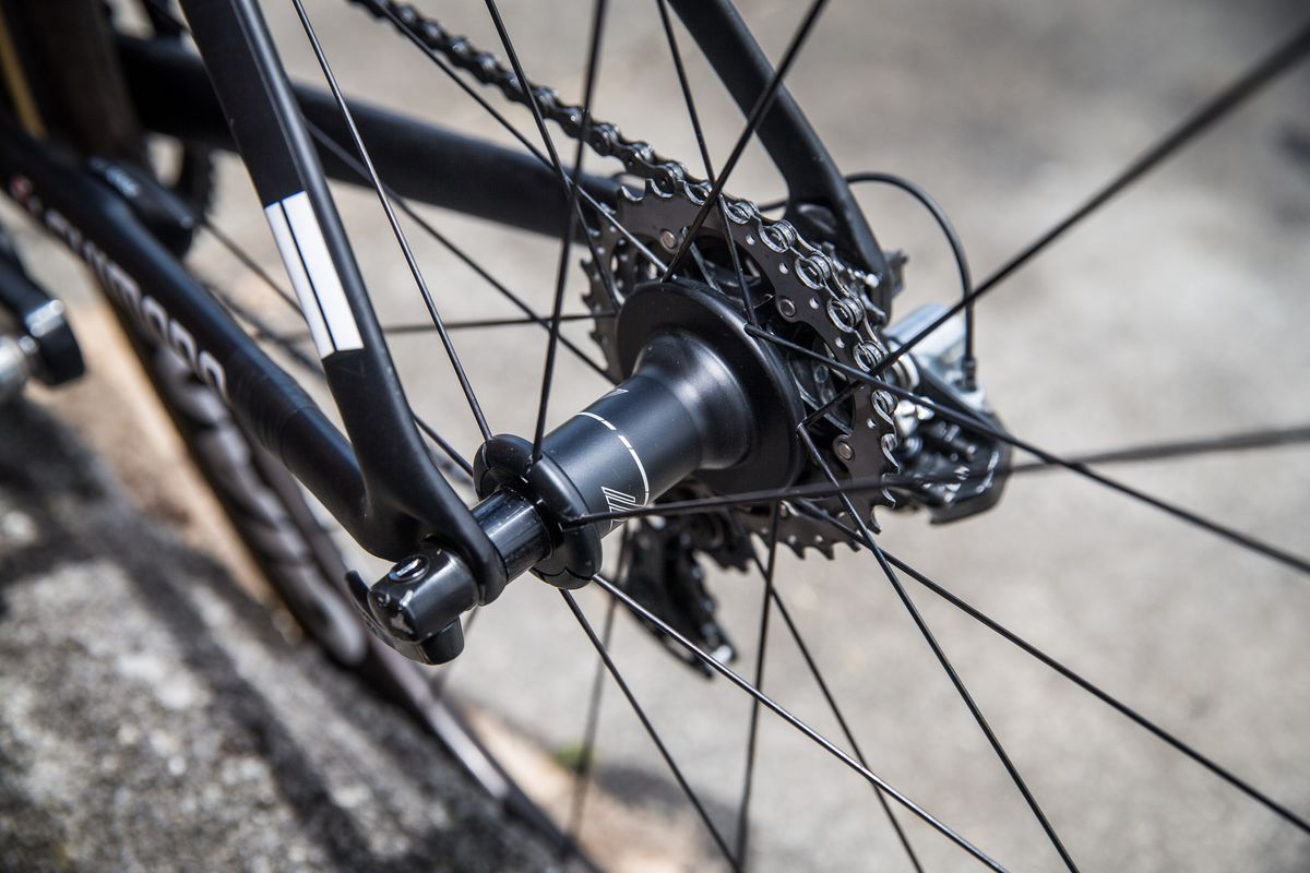 The SLR 0 rear wheel has a proprietary hub shell