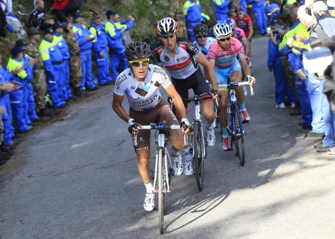 The maglia rosa group lift the pace