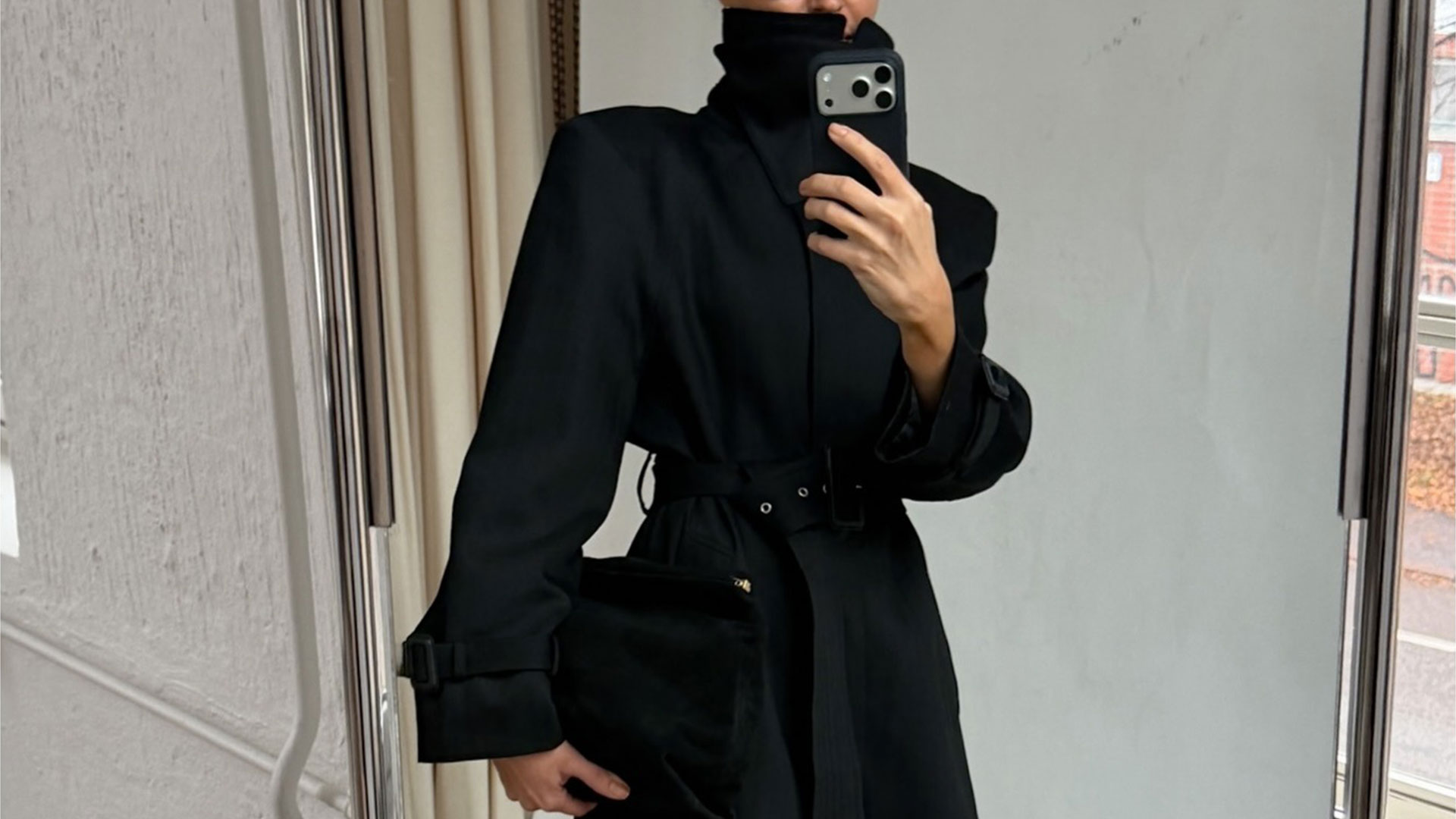 @johannapiispa black trench coat outfit selfie