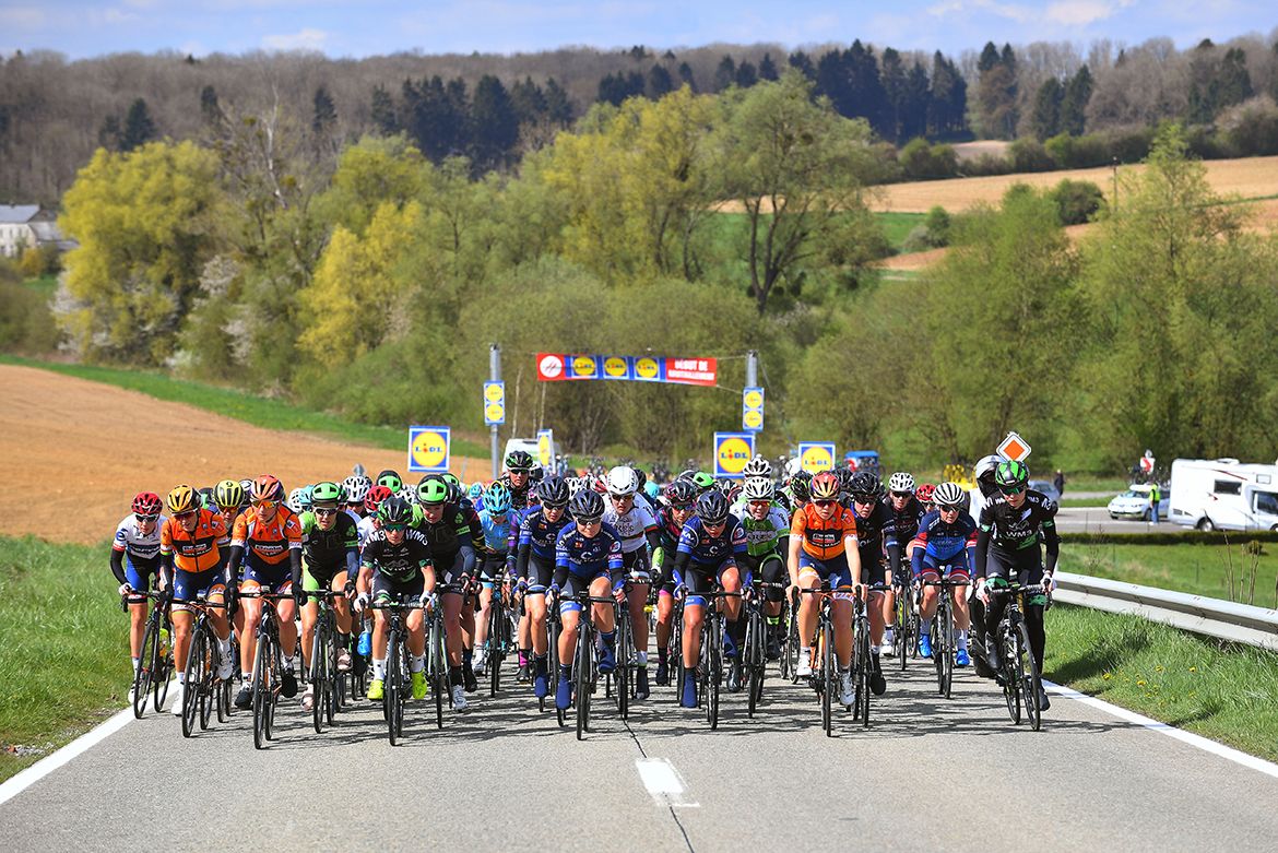 The Fl&egrave;che Wallonne F&eacute;minine peloton