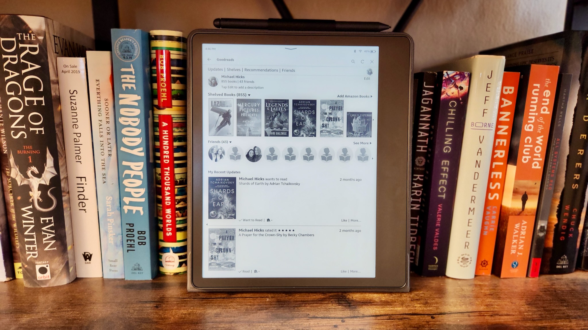 Goodreads uygulaması Amazon Kindle Scribe'da, bir kitaplıkta oturuyor.