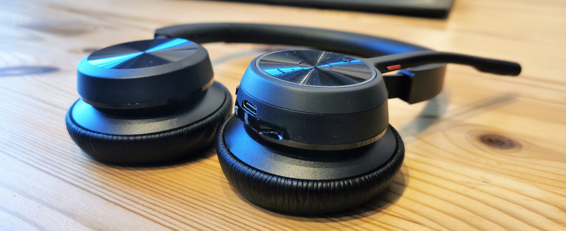4300 review Headphones Voyager Poly | Series TechRadar UC