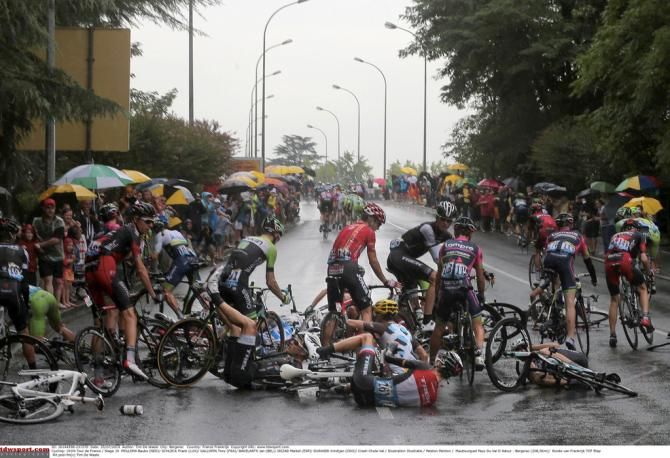 The peloton's chase of Navardauskas was hindered by a large crash just under the 3km to go mark