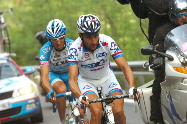 Casar leads Pirazzi on the day's final climb