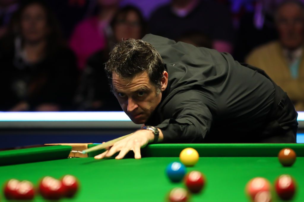 Ronnie O&#039;Sullivan lines up a shot