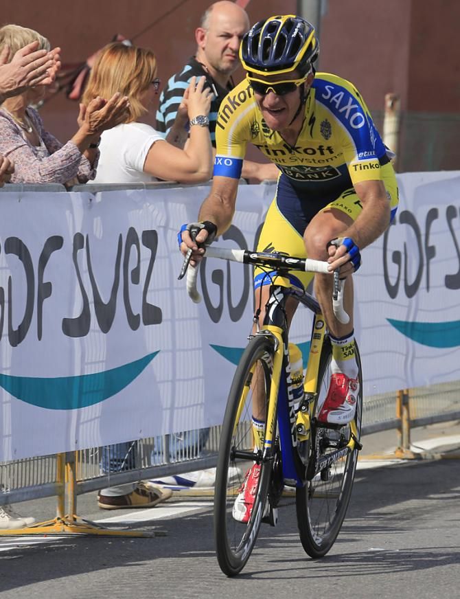 Michael Rogers (Tinkoff-Saxo) storms to the stage victory in the Giro d'Italia