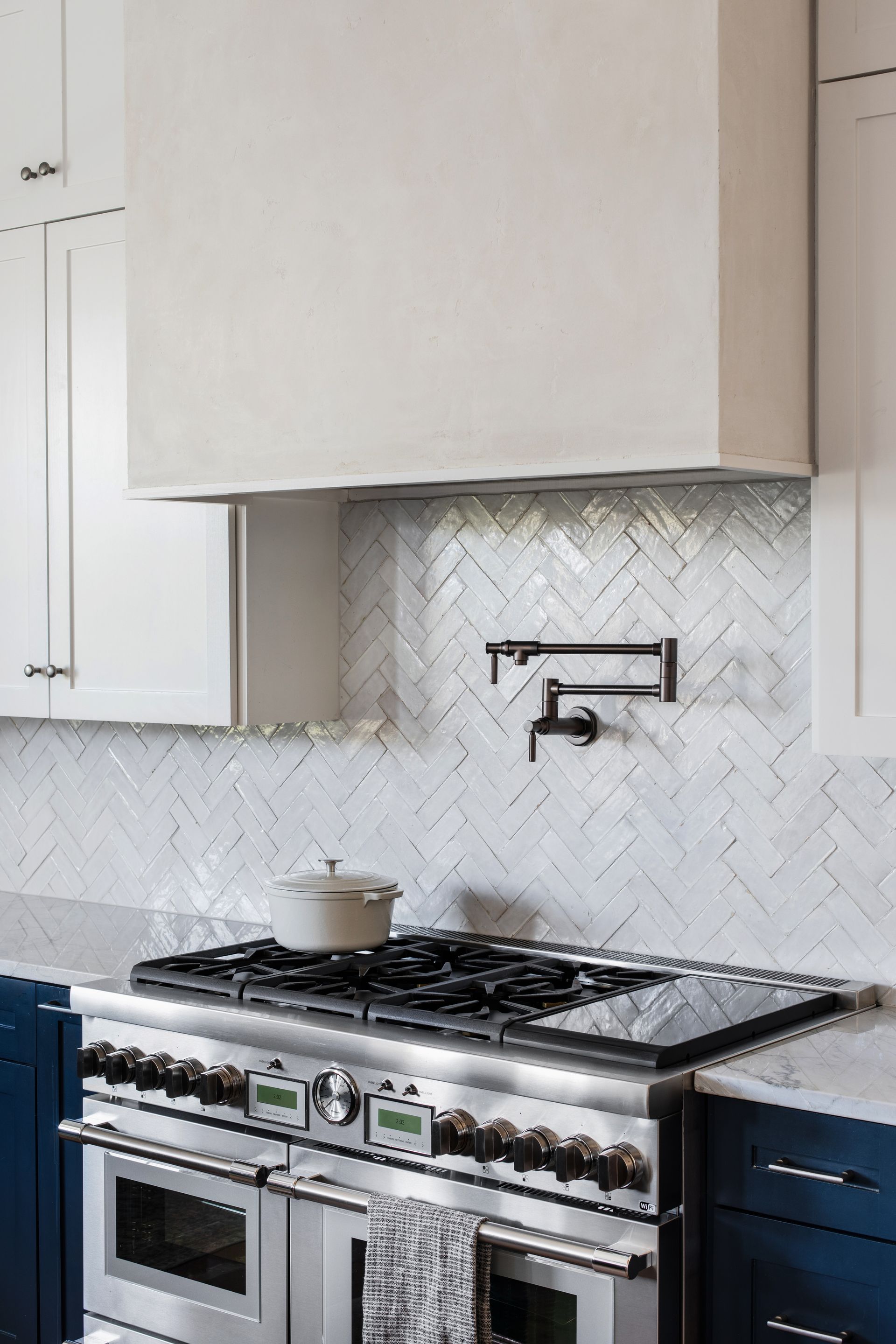 Μια βρύση πλήρωσης κατσαρόλας στην κουζίνα