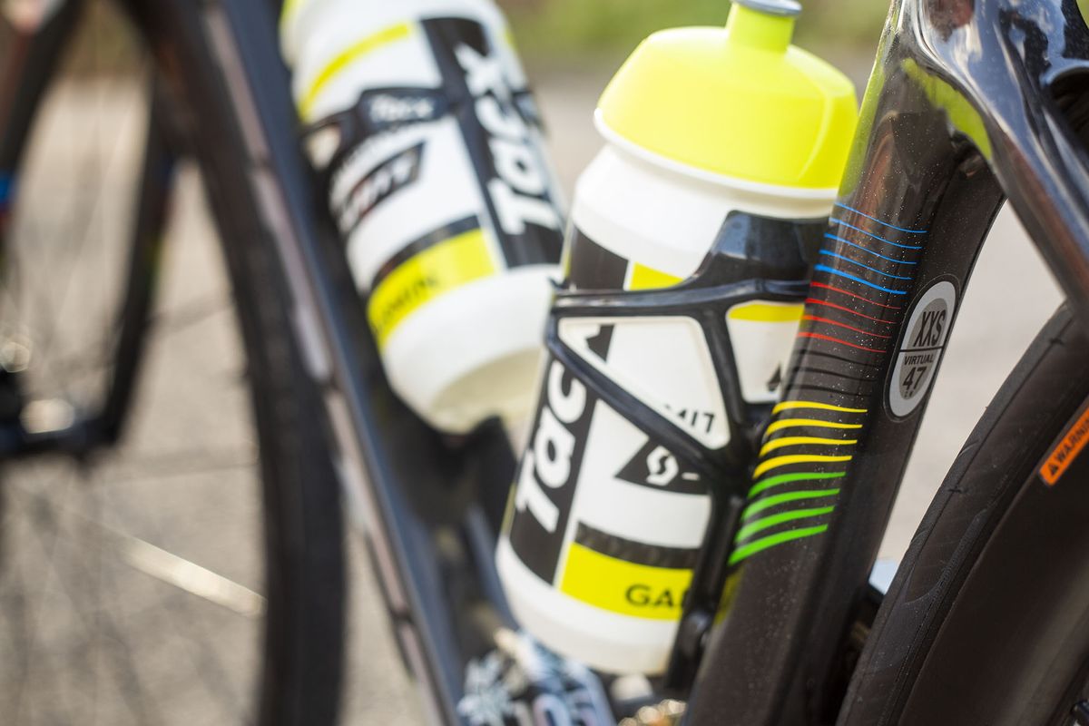 Annemiek van Vleuten's Scott Addict RC with rainbow details
