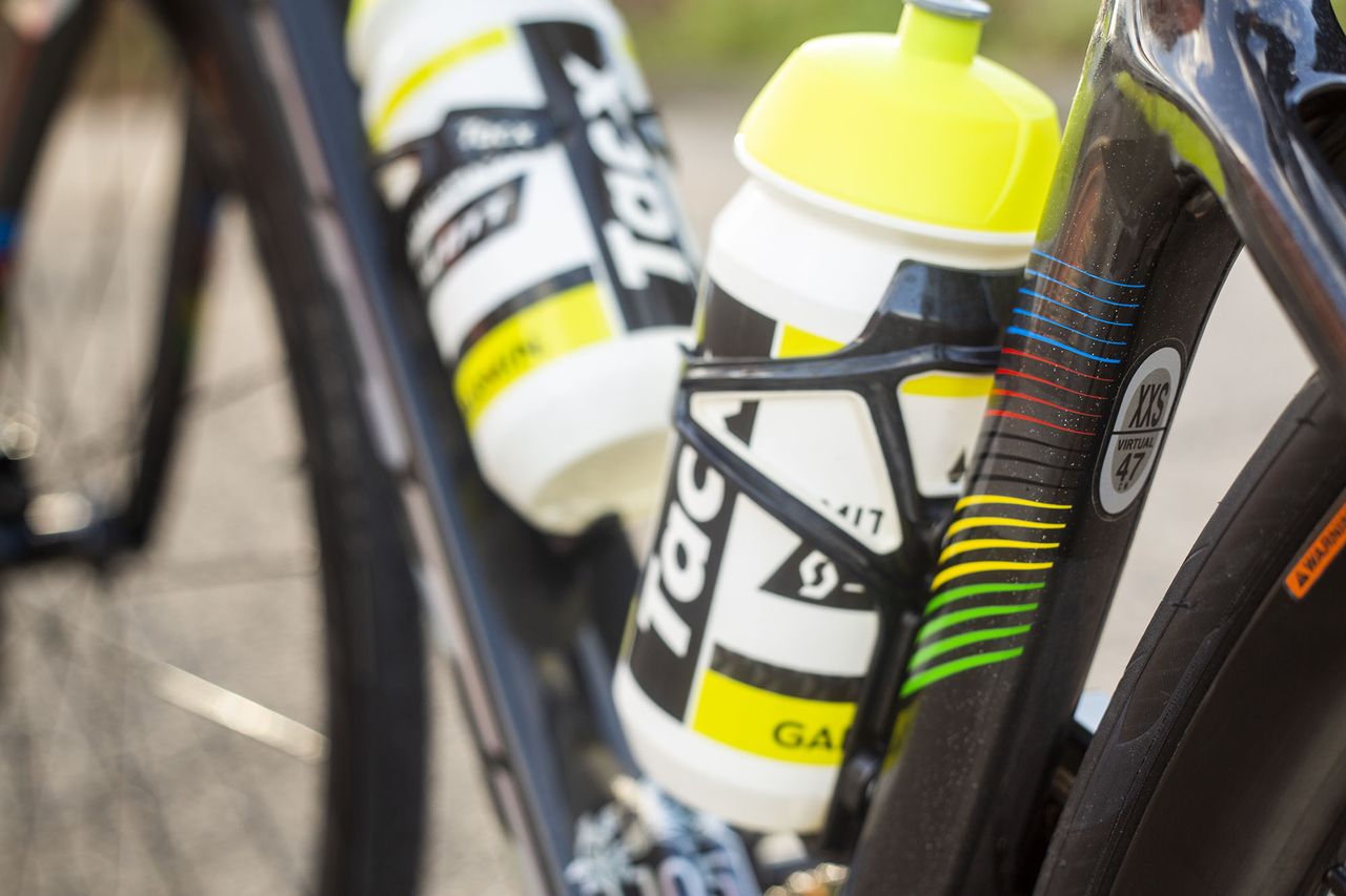 Annemiek van Vleuten's Scott Addict RC with rainbow details