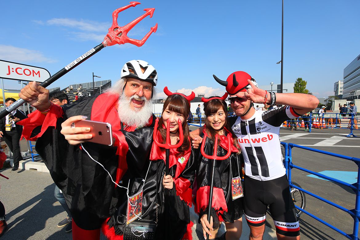 Didi the Devil with some fans in Saitama.