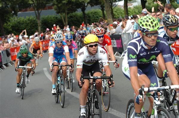 Cavendish lies in wait as the pack chases the breakaway