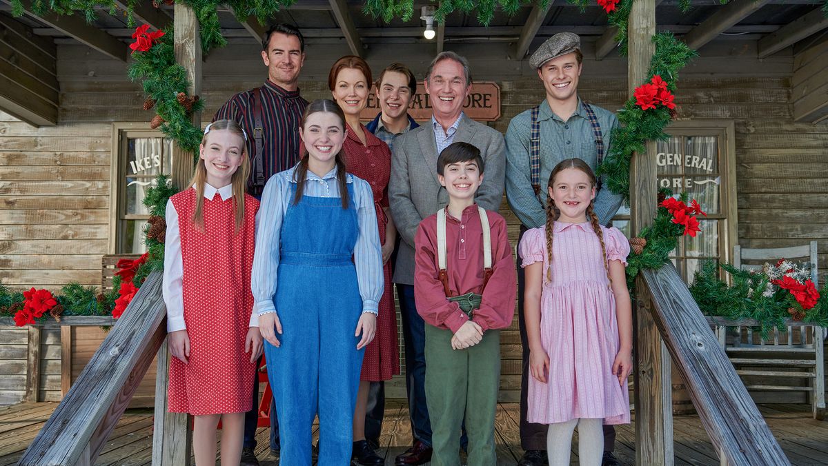 Pictured (L - R): Ben Lawson as John Walton, Bellamy Young as Olivia Walton, Christian Finlayson as Jason Walton, Richard Thomas, Logan Shroyer as John Boy Walton, Tatum Sue Matthews as Erin Walton, Marcelle LeBlanc as Mary Ellen Walton, Samuel Goergon as Jim Bob Walton, and Callaway Corrick as Elizabeth Walton in The CW&#039;s &#039;The Waltons&#039; Homecoming&#039;