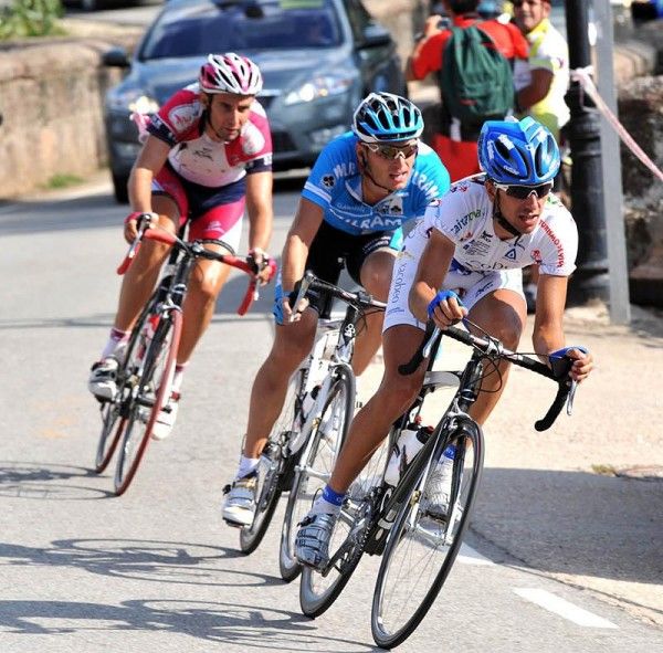 The three-man breakaway suffers as the peloton closes down their gap.