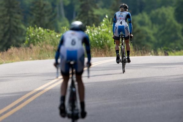 Eventual winner Kristen McGrath (Peanut Butter &amp; Co/Team Twenty12) passes teammate Alisha Welsh, who started three places ahead of her.