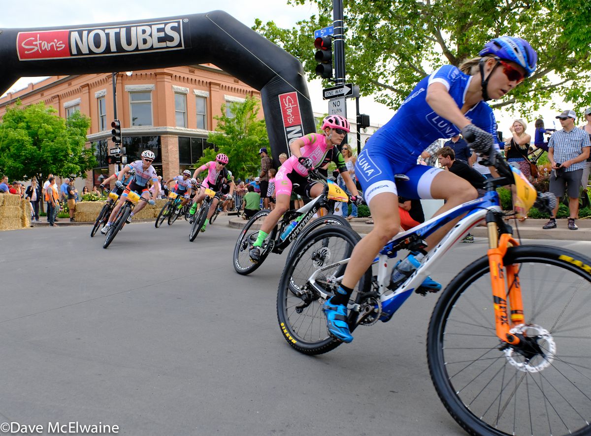 Maghalie Rochette (Luna Pro Team) chasing Amy Biesel while three NoTubes riders were chasing her.