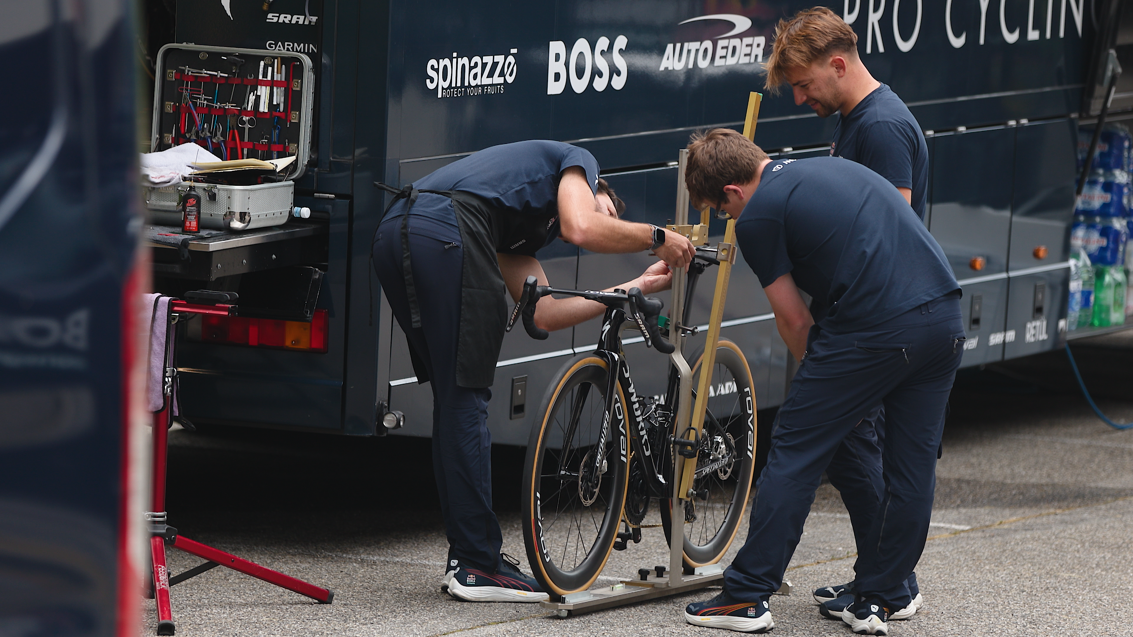 Spy pics of Specialized Tarmac derived road bike