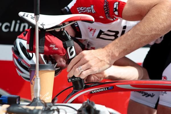 Jeremy Vennell (BMC) takes care of a last minute seat adjustment.