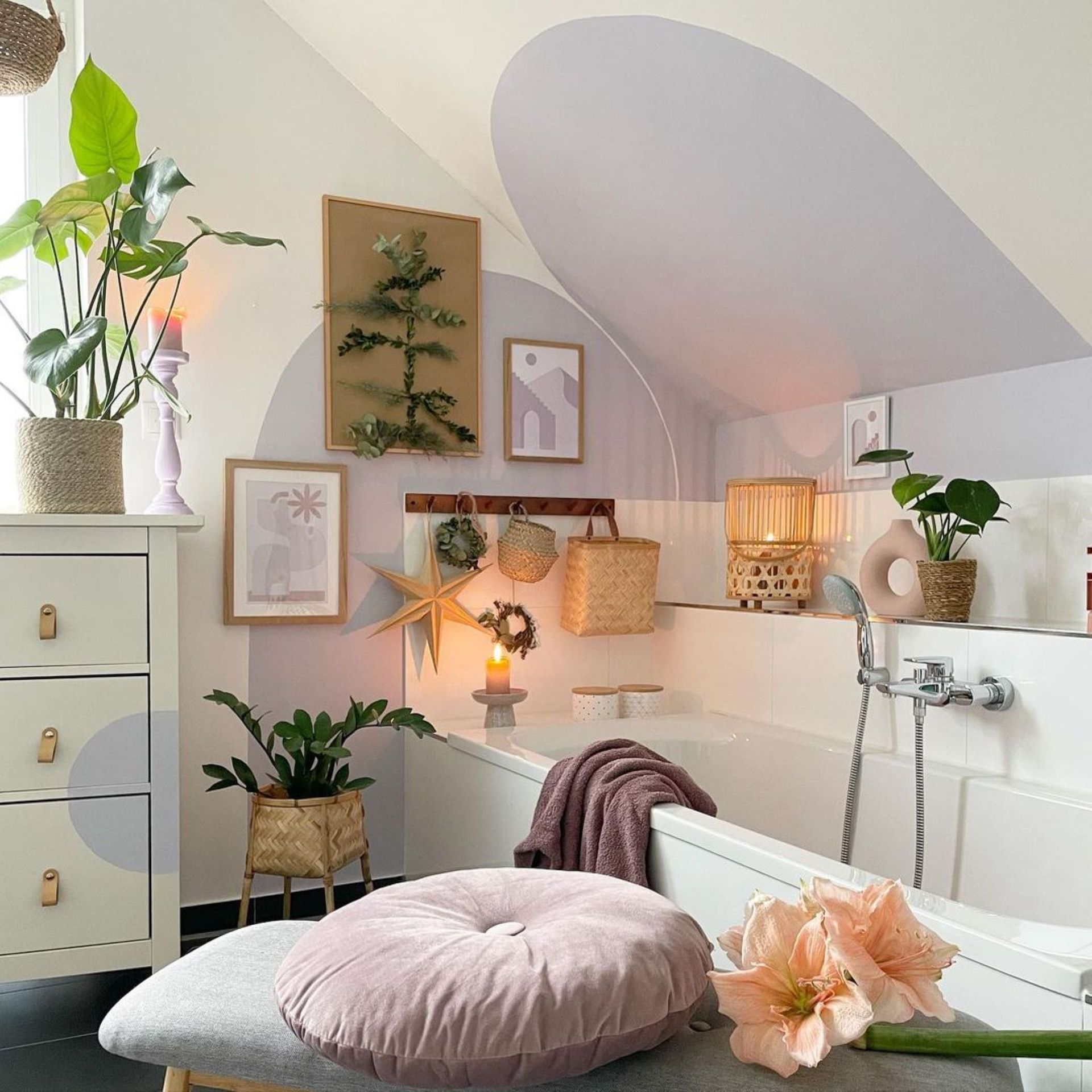 Kamar mandi Lavender dengan tanaman dan dekorasi