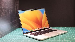 MacBook Pro 16 inch (2023) in gebruik in een studio