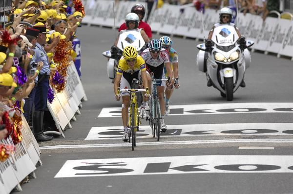 Andy Schleck (Saxo Bank) brings home the chasing group ahead of Jurgen Van den Broeck (Omega Pharma-Lotto) and Alexander Vinokourov (Astana).