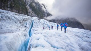 一群穿越冰川而被用绳子系在一起