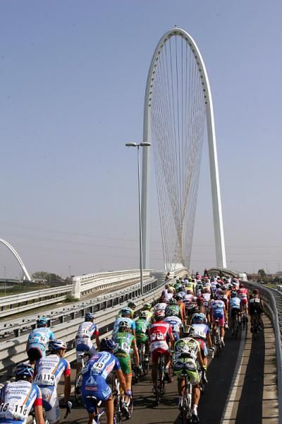 The peloton crosses the Reggio Emilia bridge.