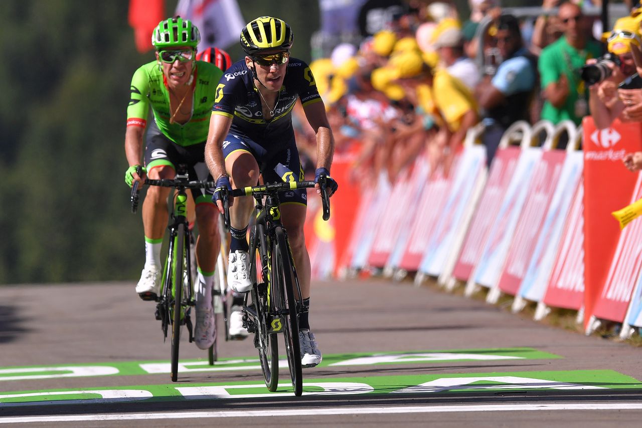 Simon Yates (Orica-Scott) finishes ahead of Rigoberto Uran (Cannondale-Drapac)