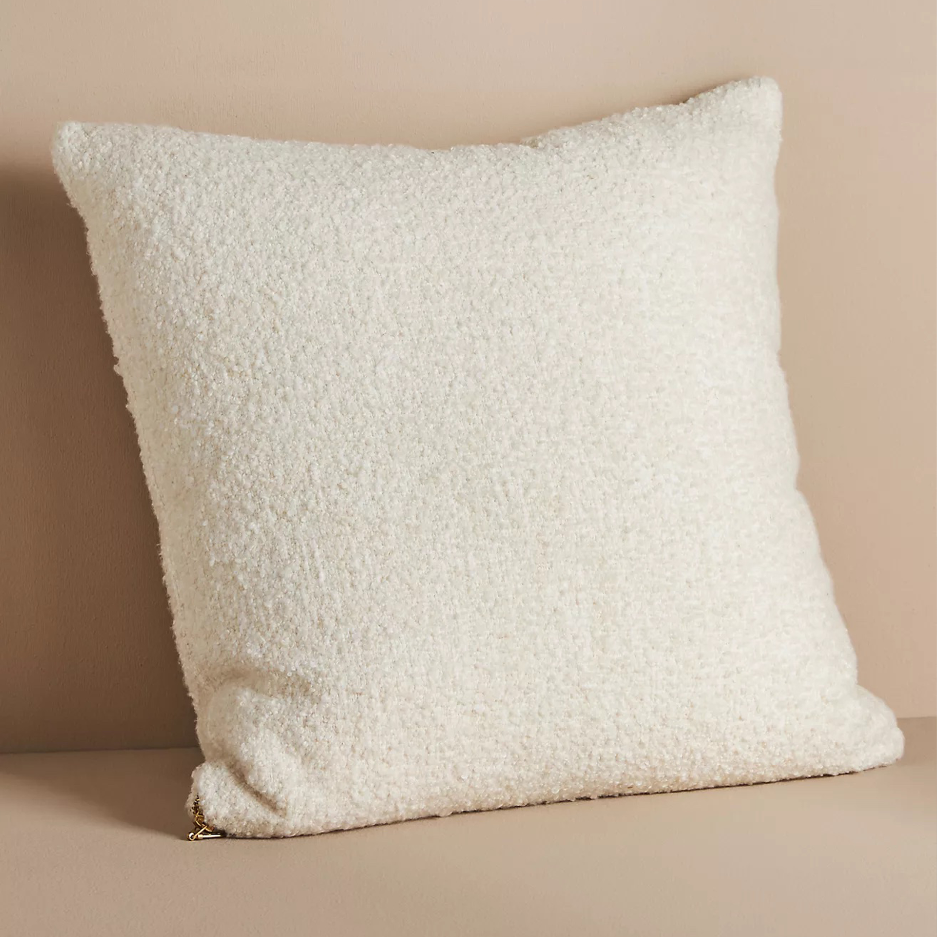 Bantal boucle berwarna krem
