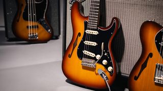 Fender Suona Stratocaster Thinline