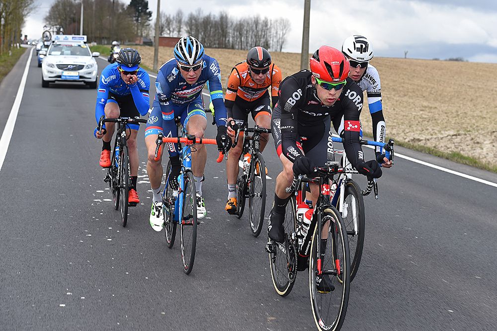 A breakaway during Dwars door Vlaanderen