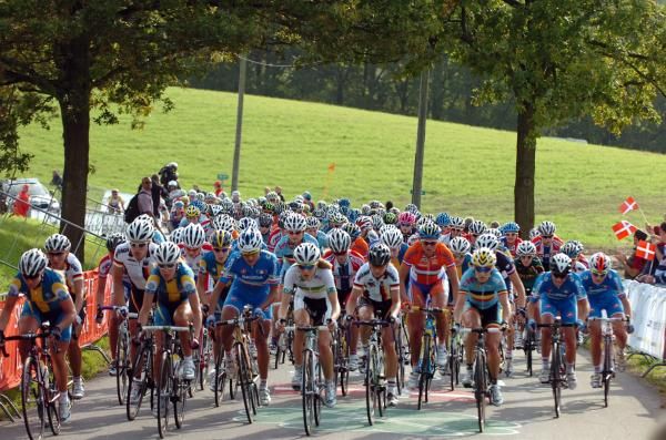 The peloton out on the course