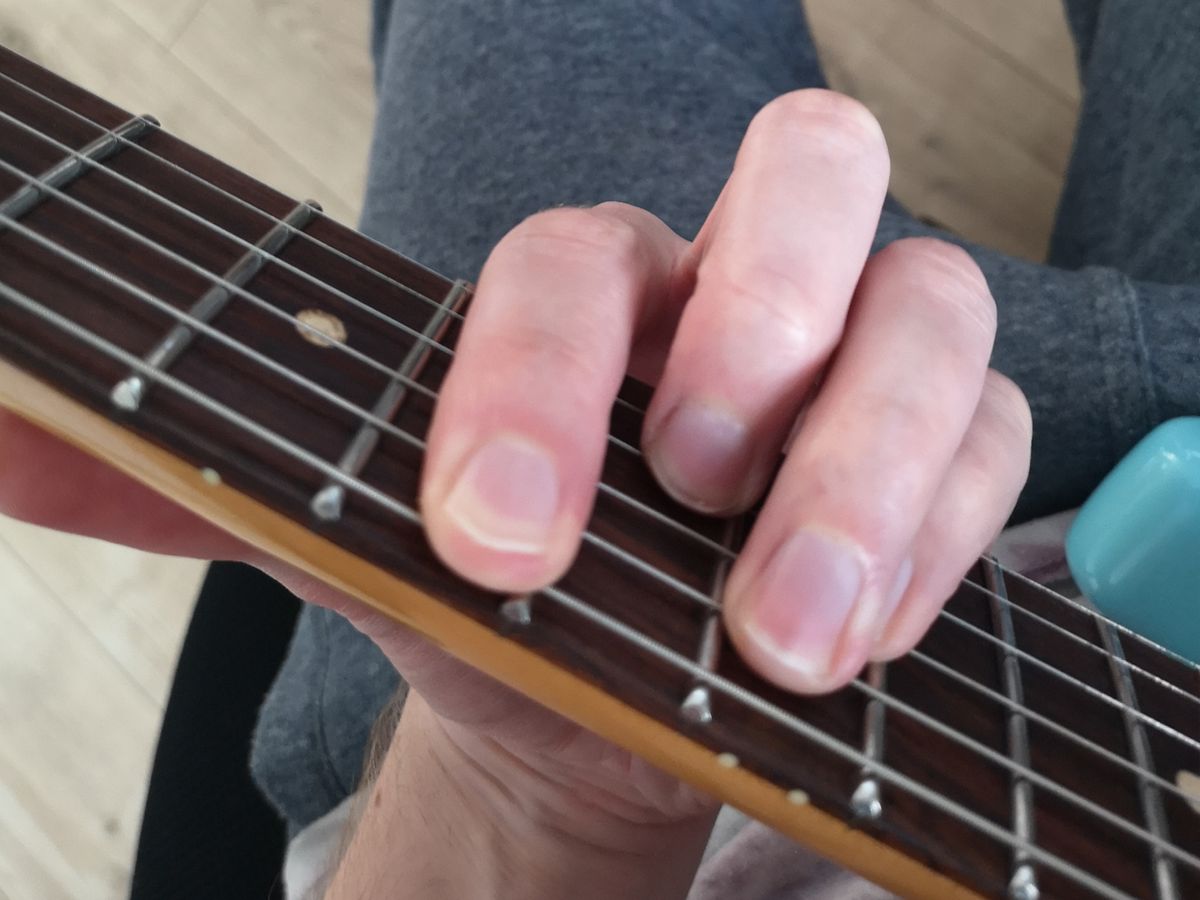 how to play the D chord on guitar