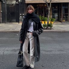 Lizzy wearing beige jeans