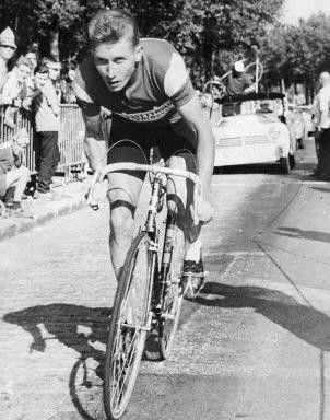 Anquetil had no opponent in the 1961 Tour. He took the yellow jersey on day one and kept it to Paris. The second on the podium, the Italian Carlesi was relegated to 12 minutes!