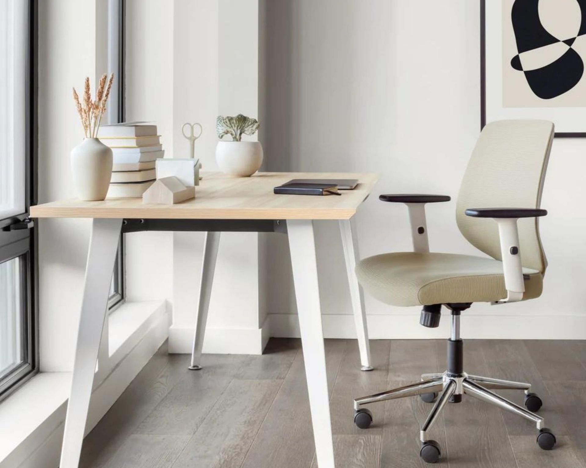 Kursi kantor cabang di meja di ruang kantor netral