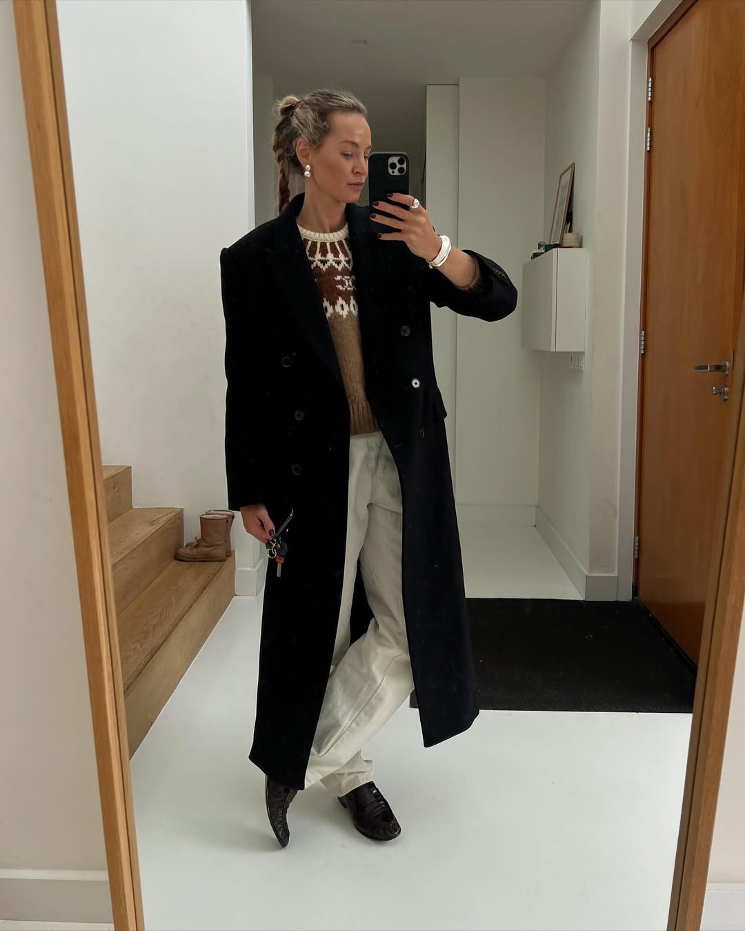 Anouk in white jeans and black loafers