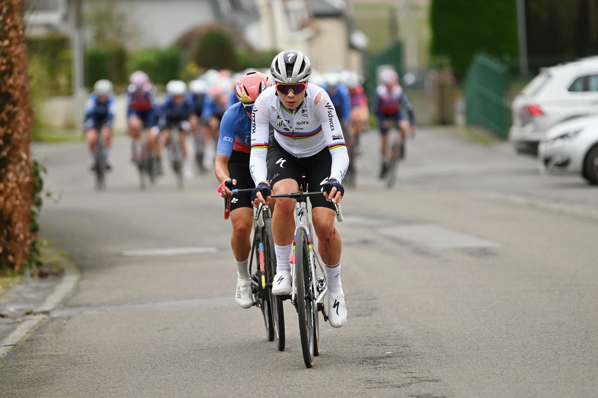 Lotte Kopecky attacked across to lone leader Sofia Bertizzolo before dropping her