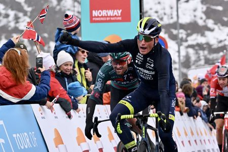 Mike Teunissen wins stage 1