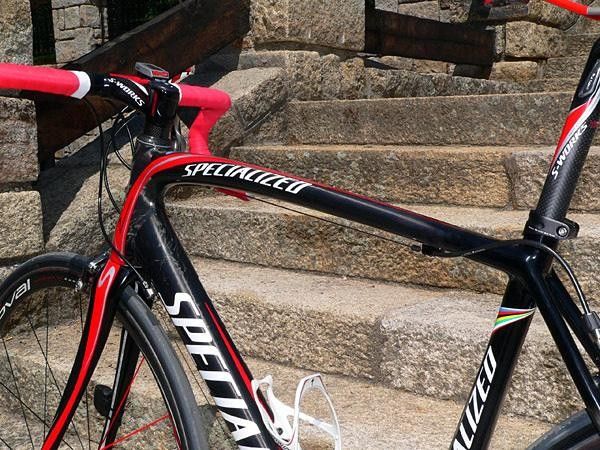 A curved top tube provides a leaf spring effect for more vertical compliance.