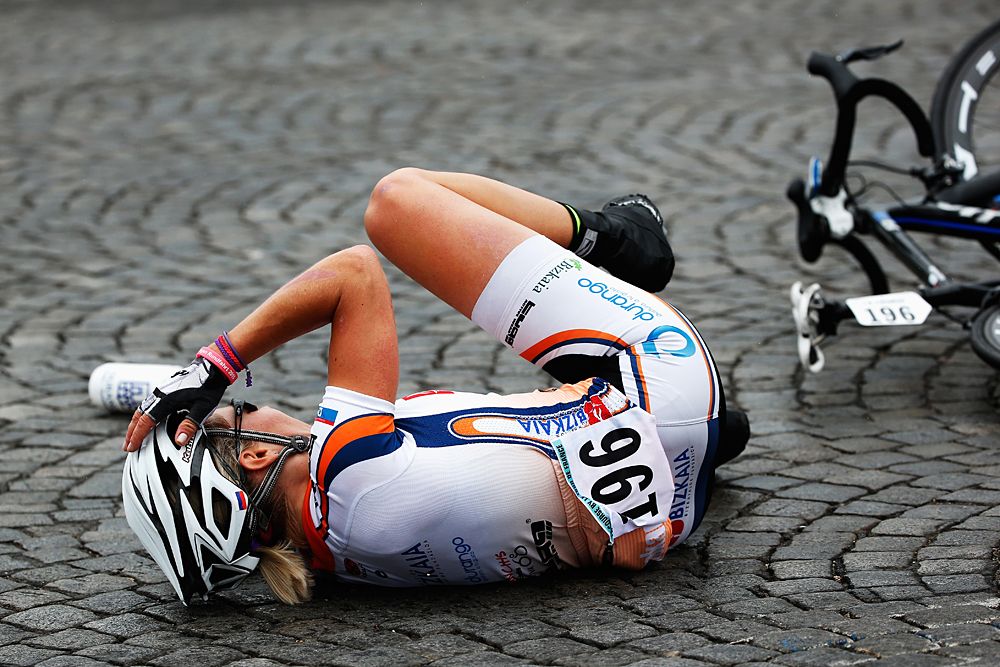 There were many crashes on the slippery roads in Paris during La Course