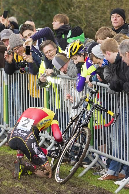 Vantornout gets down on his knees to fix his bike