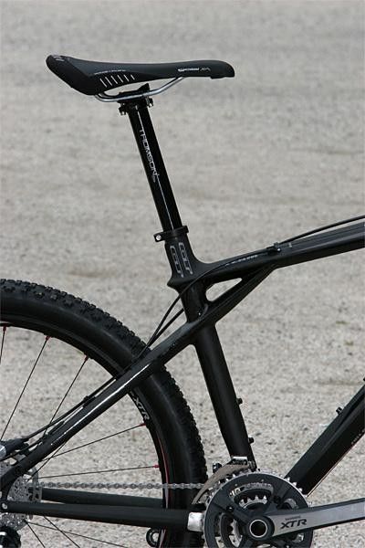 The Zaskar Carbon frame features GT's distinctive 'Triple Triangle' geometry.