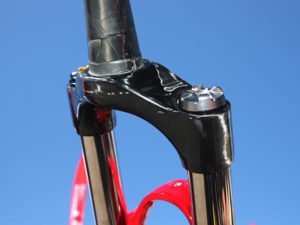 The one-piece carbon fiber crown saves weight over an equivalent aluminum piece but it should also be stiffer, too.